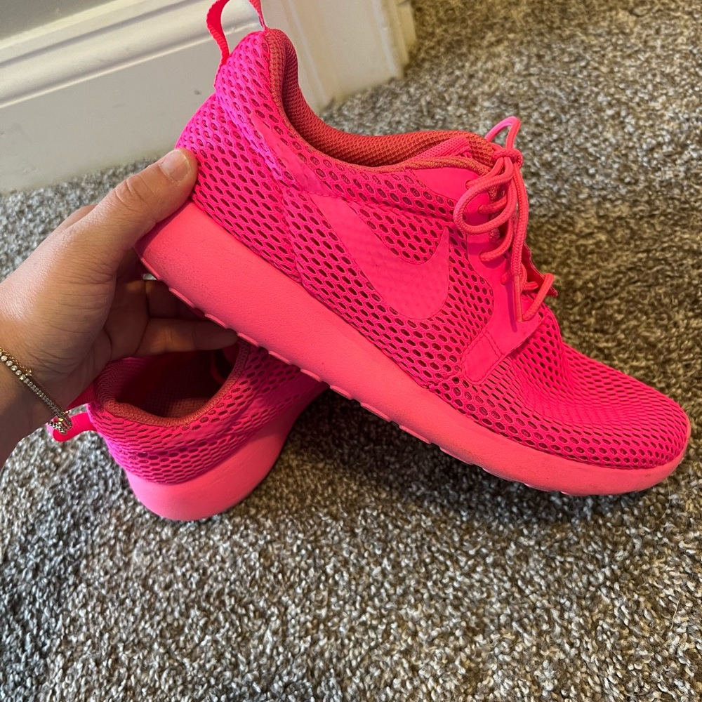 Nike Roshe Runs (Barbie Pink)